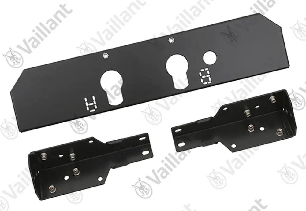 Montierte schwarze Abdeckung mit zwei Aussparungen und seitlichen Halterungen, geeignet für Vaillant Produkte.